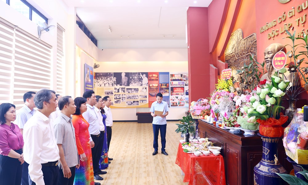 Lãnh đạo tỉnh Bắc Ninh dâng hương Chủ tịch Hồ Chí Minh