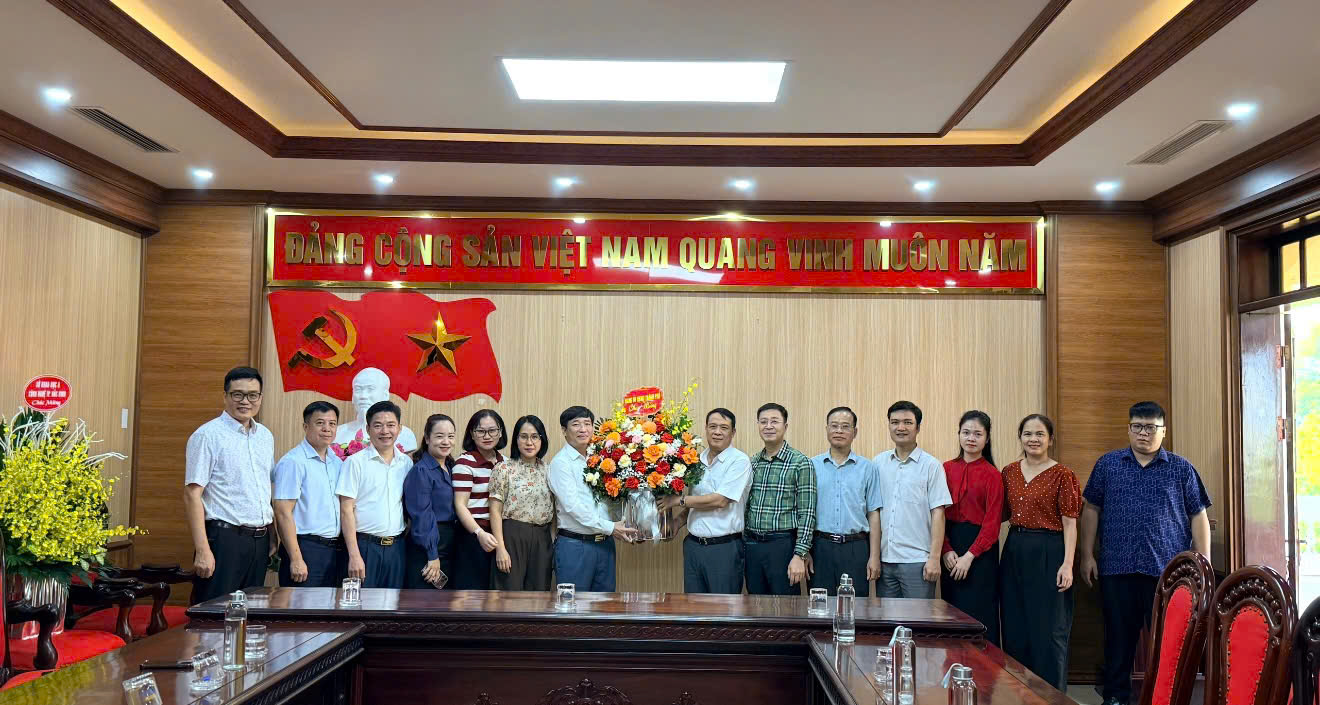 Lãnh đạo Đảng ủy UBND thành phố Bắc Ninh gặp mặt các cơ quan tham mưu, giúp việc của Đảng ủy nhân ngày truyền thống